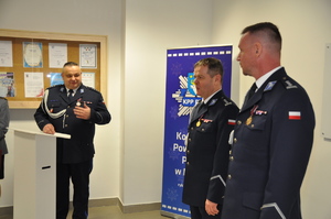 Uroczystość zdania obowiązków na stanowisko Komendanta Powiatowego Policji w  Rykach w sali konferencyjnie budynku komendy policji w Rykach. Nadkomisarz Łukasz Walo przemawia. Na zdjęciu widoczni są  inspektor  Kazimierz Kula, inspektor Robert Michna oraz nadkomisarz Łukasz Walo