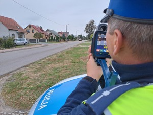 Policjant dokonujący pomiaru prędkości