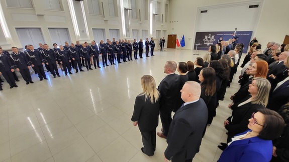 Uroczystości święta służby cywilnej na sali konferencyjnej komendy wojewódzkiej policji w Lublinie  na zdjęciu widać grupę wyróżnionych pracowników oraz kadrę kierownicza garnizonu lubelskiego