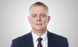Minister Tomasz Siemoniak w marynarce i koszuli