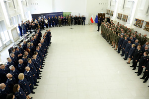 Uczestnicy spotkania służb mundurowych Lubelszczyzny z okazji zbliżających się Świąt Wielkanocnych w Komendzie Wojewódzkiej Policji w Lublinie. Udział w tej uroczystości wzięli przedstawiciele służb mundurowych Lubelszczyzny, władz lokalnych i samorządowych, instytucji, uczelni wyższych, stowarzyszeń, duchowieństwa, sądów oraz prokuratury. W radosnej, świątecznej atmosferze zgromadzeni goście złożyli sobie wzajemnie życzenia.