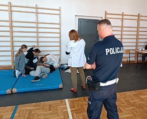 Uczestnicy Ogólnopolskiego Turnieju Bezpieczeństwo w Ruchu Drogowym podczas zmagań na konkurencjach prowadzonych pod nadzorem policjantów