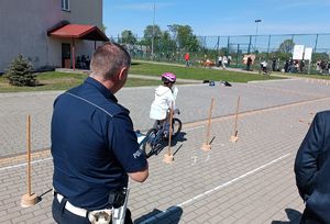 Uczestnicy Ogólnopolskiego Turnieju Bezpieczeństwo w Ruchu Drogowym podczas zmagań na konkurencjach prowadzonych pod nadzorem policjantów