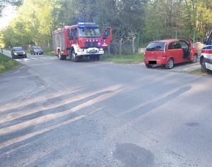 Miejsce wypadku drogowego na miejscu widoczne są pojazdy służb straży i pogotowia ratunkowego pojazd sprawcy i inne pojazdy.