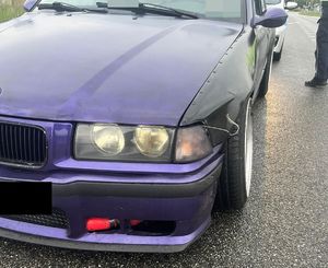 Samochód marki BMWE koloru fioletowego niesprawny technicznie podczas kontroli drogowej