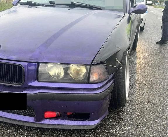 Samochód marki BMWE koloru fioletowego niesprawny technicznie podczas kontroli drogowej