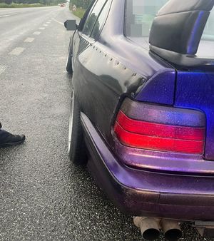 Samochód marki BMWE koloru fioletowego niesprawny technicznie podczas kontroli drogowej
