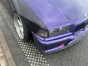 Samochód marki BMWE koloru fioletowego niesprawny technicznie podczas kontroli drogowej