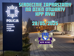 Grafika z zdjęciem budynku komendy policji w Rykach i baneru informacyjnego z jej nazwą w nocy oraz napis zapraszamy na dzień otwarty kpp ryki 28/05/2025
