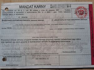 zdjęcie wypełnionego formularza mandatu karnego z zanonimizowanymi danymi