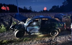 Uszkodzony samochód osobowym marki Volkswagen w tle torowisko