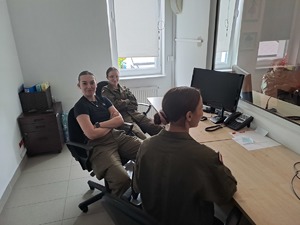 3 dziewczyny siedzą w pokoju techniczny do przesłuchań dzieci