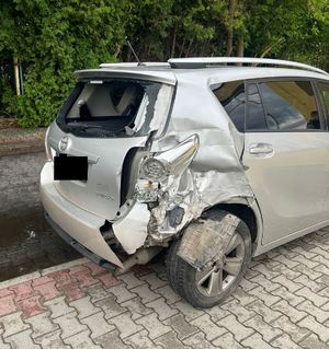 osobowa toyota koloru srebrnego z uszkodzonym tyłem