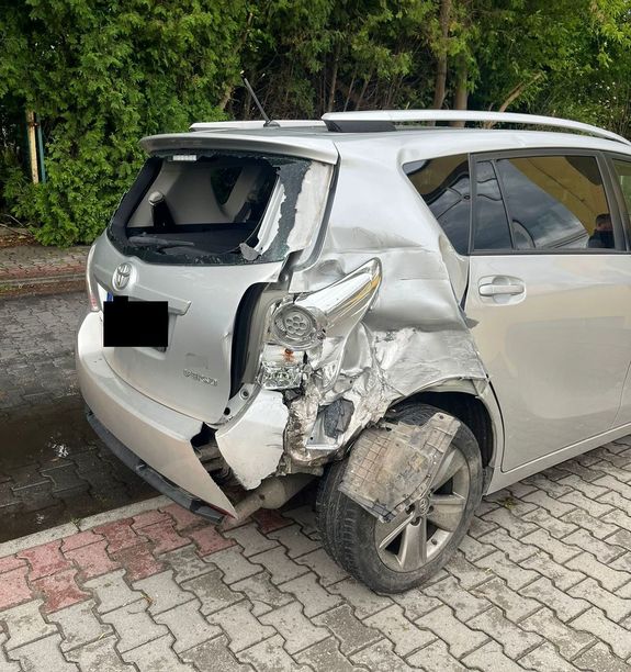 osobowa toyota koloru srebrnego z uszkodzonym tyłem