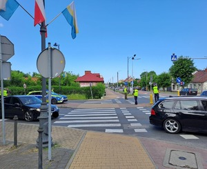 policjanci na skrzyżowaniu