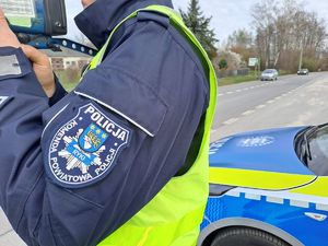 -policjant podczas pomiaru prędkości