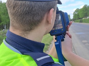 policjant podczas pomiaru prędkości