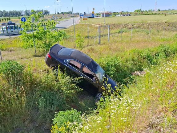 Pojazd marki honda stojący w rowie przydrożnym w tle trasa S17 i miejsce odpoczynku podróżnych