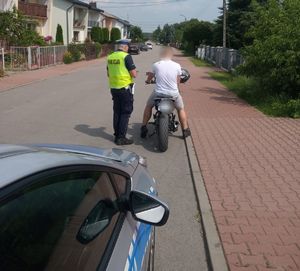 Policjant podczas kontroli drogowej motocyklisty