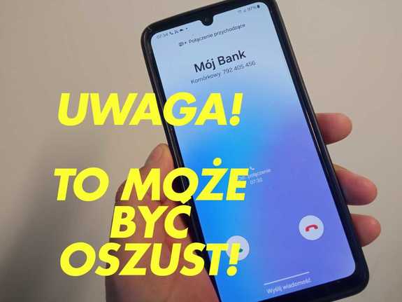 Zdjęcie telefonu trzymanego w dłoni z napisem uwaga to może być oszust