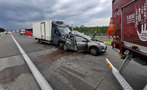 Uszkodzone pojazdy w wyniku zdarzenia drogowego na drodze S17. Samochód dostawczy Iveco oraz samochód osobowy marki Toyota
