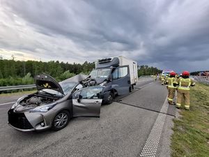 Uszkodzone pojazdy w wyniku zdarzenia drogowego na drodze S17. Samochód dostawczy Iveco oraz samochód osobowy marki Toyota
