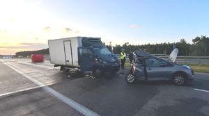 Uszkodzone pojazdy w wyniku zdarzenia drogowego na drodze S17. Samochód dostawczy Iveco oraz samochód osobowy marki Toyota