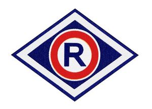 emblemat pionu ruchu drogowego litera R w rombie koloru niebieskiego