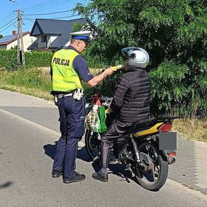 policjant sprawdza trzeźwość motocyklisty