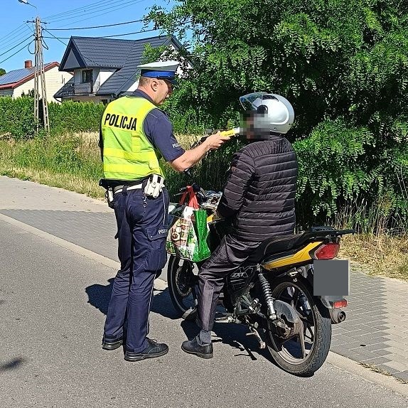 policjant sprawdza trzeźwość motocyklisty