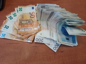 Pieniądze w walucie złoty i euro rozłożone na stole
