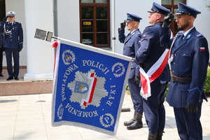 Zdjęcia z uroczystego apelu podczas powiatowych obchodów święta policji policjanci w mundurach galowych i zaproszeni gości