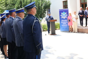Zdjęcia z uroczystego apelu podczas powiatowych obchodów święta policji policjanci w mundurach galowych i zaproszeni gości