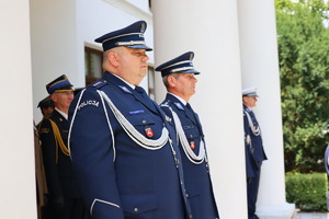 Zdjęcia z uroczystego apelu podczas powiatowych obchodów święta policji policjanci w mundurach galowych i zaproszeni gości