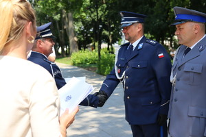 Zdjęcia z uroczystego apelu podczas powiatowych obchodów święta policji policjanci w mundurach galowych i zaproszeni gości