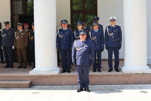 Zdjęcia z uroczystego apelu podczas powiatowych obchodów święta policji policjanci w mundurach galowych i zaproszeni gości