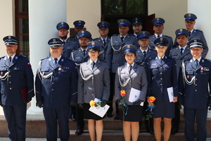 Zdjęcia z uroczystego apelu podczas powiatowych obchodów święta policji policjanci w mundurach galowych i zaproszeni gości