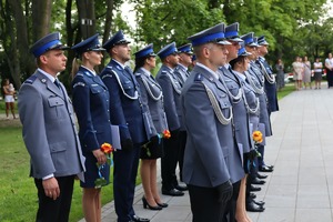 Pododdział awansowanych policjantów ryckiej komendy stojący w dwóch rzędach