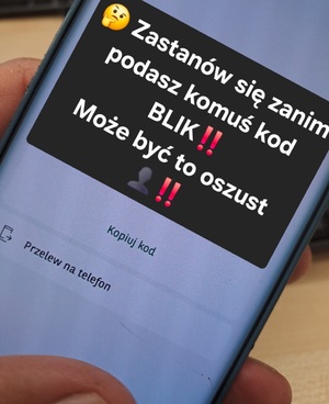 ekran telefonu z napisem na ekranie Zastanów się zanim komuś przekażesz kod BLIK! Może być to oszust!