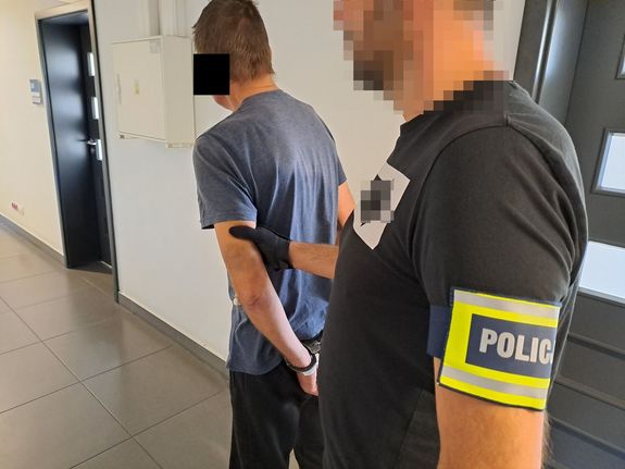 Osoba zatrzymana mężczyzna -  prowadzona przez policjanta