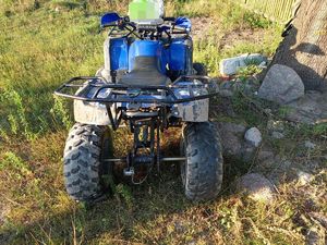 Pojazd typ quad koloru niebieskiego który brał udział w zdarzeniu drogowym