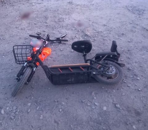hulajnoga elektryczna leżąca na drodze szutrowej