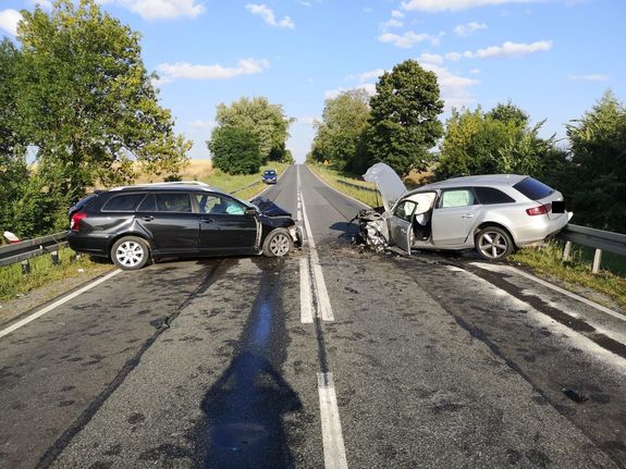 Pojazdy uszkodzone w zdarzeniu drogowym stojące na drodze