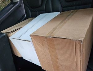 Pudła kartonowe ułożone na siedzenie auta