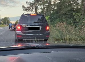 samochód marki mercedes zatrzymany do kontroli