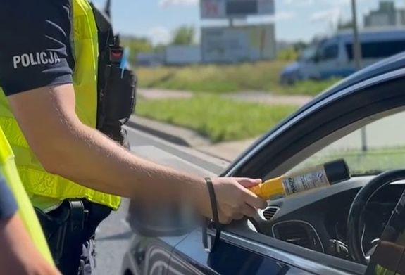 policjant sprawdza trzeźwość kierowcy pojazdu