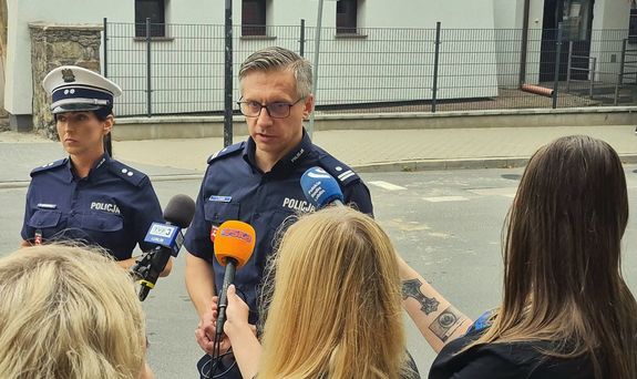 policjant z policjantką podczas briefingu prasowego