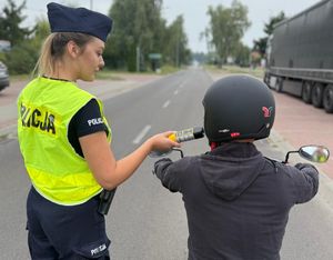 policjanta przeprowadzająca badanie trzeźwości