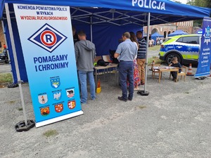 stoisko Komendy Powiatowej Policji w Rykach na pikniku