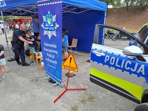stoisko Komendy Powiatowej Policji w Rykach na pikniku